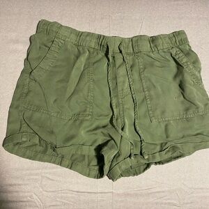 GAP Women's Cargo Shorts in Olive